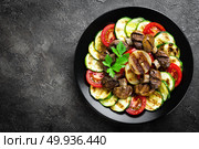 Salad with fresh and grilled vegetables and mushrooms. Vegetable salad with grilled champignons. Vegetable salad on plate. Стоковое фото, агентство Ingram Publishing / Фотобанк Лори