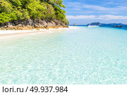 Tropical white sand beach at snoekel point from speed boat at andaman sea indian ocean Myanmar and Thailand. Стоковое фото, агентство Ingram Publishing / Фотобанк Лори