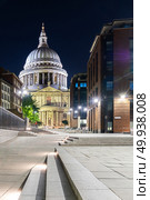 St paul cathedral with beautiful sunset twilight in London UK. . Стоковое фото, агентство Ingram Publishing / Фотобанк Лори