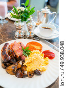 Full English Breakfast on Table with coffee. Стоковое фото, агентство Ingram Publishing / Фотобанк Лори