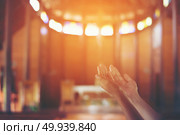 Young woman’s hands clasped in prayer at christ churcha?? Стоковое фото, агентство Ingram Publishing / Фотобанк Лори