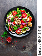 Salad with fresh and grilled vegetables and mushrooms. Vegetable salad with grilled champignons. Vegetable salad on plate. Healthy vegetarian food. Стоковое фото, агентство Ingram Publishing / Фотобанк Лори