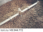 fresh coffee beans in roast machine, arabica roasted coffee ,vintage filter image. Стоковое фото, агентство Ingram Publishing / Фотобанк Лори