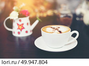 Cup of cappuccino at coffee shop background. . Стоковое фото, агентство Ingram Publishing / Фотобанк Лори