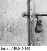 Old rusty gate latch on the door. Стоковое фото, агентство Ingram Publishing / Фотобанк Лори