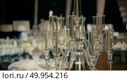 A beautiful candle holder on the table in the event hall. Стоковое видео, видеограф Tatiana Malinsky / Фотобанк Лори