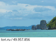 KRABI,THAILAND - MAY 7, 2016: Tourists enjoying the beautiful miracle beach & crystal clear water at Koh Kai, Koh Tub & Koh Mor, Krabi, Thaiand. Редакционное фото, агентство Ingram Publishing / Фотобанк Лори