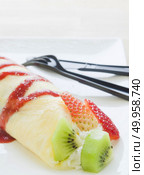 Crepes With Berries and kiwi. Crepe with Strawberry, Raspberry, Blueberry and Chocolate topping. Pancake. Crepes With Berries and kiwi. Crepe with Strawberry, Raspberry, . Стоковое фото, агентство Ingram Publishing / Фотобанк Лори