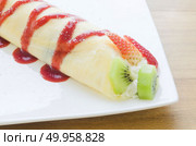 Crepes With Berries and kiwi. Crepe with Strawberry, Raspberry, Blueberry and Chocolate topping. Pancake. Crepes With Berries and kiwi. Crepe with Strawberry, Raspberry, . Стоковое фото, агентство Ingram Publishing / Фотобанк Лори