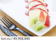 Crepes With Berries and kiwi. Crepe with Strawberry, Raspberry, Blueberry and Chocolate topping. Pancake. Crepes With Berries and kiwi. Crepe with Strawberry, Raspberry, . Стоковое фото, агентство Ingram Publishing / Фотобанк Лори