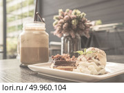 Ice coffee later with cake, filtered vintage. Стоковое фото, агентство Ingram Publishing / Фотобанк Лори