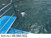 Phuket, THAILAND - JANUARY 4, 2017. A tourist wearing a bikini swim in the sea in Phuket. Редакционное фото, агентство Ingram Publishing / Фотобанк Лори