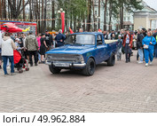 Автомобиль Москвич иж 2717 на выставке ретро автотехники в городе Железногорске Красноярский Край. Редакционное фото, фотограф Анатолий Володин / Фотобанк Лори