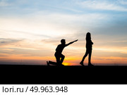 Silhouette of couple upset,man and women are quarrel in sunset t. Silhouette of couple upset,man and women are quarrel in sunset time. Стоковое фото, агентство Ingram Publishing / Фотобанк Лори