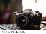 Vintage film camera on wooden table. Retro style. Стоковое фото, агентство Ingram Publishing / Фотобанк Лори