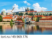 View on Old city and St Vitus Cathedral in Prague. Стоковое фото, агентство Ingram Publishing / Фотобанк Лори