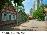 Старинные деревянные и новые многоэтажные дома на ул. Ж. Жореса в Астрахани. Улица была застроена в XIX веке, есть интересные дома, и все это может быть уничтожено " современным" строительством. Стоковое фото, фотограф Павел Просянов / Фотобанк Лори