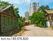 Старинные деревянные и новые многоэтажные дома на ул. Ж. Жореса в Астрахани. Улица была застроена в XIX веке, есть интересные дома, и все это может быть уничтожено " современным" строительством. Стоковое фото, фотограф Павел Просянов / Фотобанк Лори