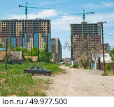 Улица Плещеева в Астрахани. Эта улица была застроена в XIX веке в основном деревянными домами, и среди них были очень даже интересные. Ее сносят уже несколько лет, и застраивают новыми домами, и большая часть улицы уже снесено... Стоковое фото, фотограф Павел Просянов / Фотобанк Лори