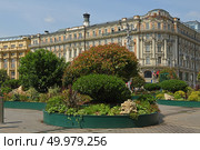 Gardens and Flowers landscape festival in Moscow. Landscaped exhibition garden with art installations and floral creations, unfolded on Manege Square. Редакционное фото, фотограф Валерия Попова / Фотобанк Лори