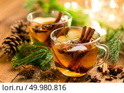 Mulled cider with cinnamon, cloves and anise. Traditional Christmas drink. Стоковое фото, агентство Ingram Publishing / Фотобанк Лори