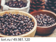 coffee beans on wooden background, arabica coffee, vintage filter image. Стоковое фото, агентство Ingram Publishing / Фотобанк Лори