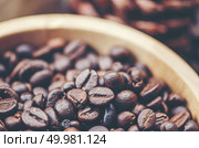 coffee beans on wooden background, arabica coffee, vintage filter image. Стоковое фото, агентство Ingram Publishing / Фотобанк Лори