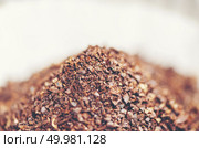 coffee beans on wooden background, arabica coffee, vintage filter image. Стоковое фото, агентство Ingram Publishing / Фотобанк Лори