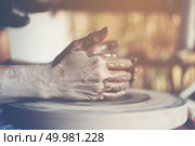 The woman’s hands close up, the masterful studio of ceramics works with clay on a potter’s wheel. Стоковое фото, агентство Ingram Publishing / Фотобанк Лори