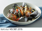 dish of mussels pics with tomato sauce, open, ready to eat on a light background. dish of mussels pics with tomato sauce. Стоковое фото, агентство Ingram Publishing / Фотобанк Лори