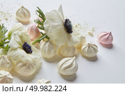 Beautiful white flowers with white zephyrs represented over white background as decoration of any post card. Valentine’s Day or Women’s Day concept.. White flowers on white background. Стоковое фото, агентство Ingram Publishing / Фотобанк Лори