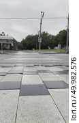 Pedestrians cross the road at the Volzhskaya metro station at a green light. Russia. Moscow. 18.06.2025. Редакционное видео, видеограф Ярославский Максим / Фотобанк Лори