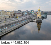 St. Nicholas’s Church, Kiev Ukraine - located on an artificial island reached by a small bridge was built in 2004. Drone photo. Church of Saint Nicholas on the water, old embankment and Havanskyi Bridge in Kiev, Ukraine. Стоковое фото, агентство Ingram Publishing / Фотобанк Лори