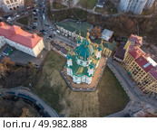 Beautiful baroque St. Andrew’s Church or the Cathedral of St. Andrew was built in Kyiv between 1747 and 1754, and designed by the imperial architect Bartolomeo Rastrelli. Kiev, Ukraine. Drone photo. Beautiful view of the ancient street Andrew’s Descent and the St. Andrew’s Church in Kyiv. Стоковое фото, агентство Ingram Publishing / Фотобанк Лори