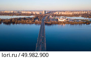 Kiev, Ukraine April, 4: The north bridge over the Dnieper River with car traffic with a view of the left part of Kiev and shopping center Skaimol, Ukraine. Kiev, Ukraine April, 4: Panorama of Kiev with the bridge across the Dnieper River and the left part of the city. Стоковое фото, агентство Ingram Publishing / Фотобанк Лори
