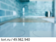 Blurred background on kitchen countertop with white hob.Natural lens bokeh. Blurred background on kitchen countertop. Стоковое фото, агентство Ingram Publishing / Фотобанк Лори
