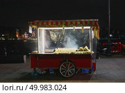 The preparation of street food in Istanbul, Turkey. Corns and Roasted Chestnuts on the street in kiosk.. street food in the city of Istanbul. Стоковое фото, агентство Ingram Publishing / Фотобанк Лори
