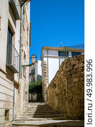 View on Palma de Mallorca streets where many ancient houses and buildings represented. Narrow street in the old town of Palma de Mallorca, Spain.. View on Palma de Mallorca. Стоковое фото, агентство Ingram Publishing / Фотобанк Лори