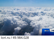 airplane’s wing over a blue and cloudy sky. Wing aircraft in altitude during flight. Стоковое фото, агентство Ingram Publishing / Фотобанк Лори
