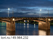 Город Тверь, пролёт нового волжского моста на фоне ночного неба. The city of Tver, the span of the new Volga bridge on the background of the night sky. Стоковое фото, фотограф Станислав Самойлов / Фотобанк Лори