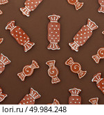 Christmas homemade gingerbread house cookies on a brown background. Christmas card. Christmas homemade gingerbread house cookies. Стоковое фото, агентство Ingram Publishing / Фотобанк Лори