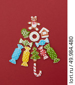 Beautiful Christmas tree made of gingerbread cookies with icing on a red background. Beautiful Christmas tree made of gingerbread cookies. Стоковое фото, агентство Ingram Publishing / Фотобанк Лори