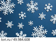Winter Christmas background with snowflakes on a blue background. beautiful winter background of snowflakes. Стоковое фото, агентство Ingram Publishing / Фотобанк Лори