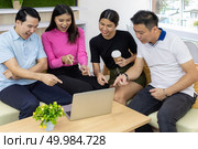Freelance team celebrate thier success in cafe meeting. Стоковое фото, агентство Ingram Publishing / Фотобанк Лори