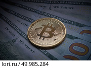 Gold metal bitcoin on top of paper dollars. BTC market symbol cryptocurrency rising above the united states dollar. Concept of shadow economy. Golden bitcoin Cryptocurrency coin on a pile of US dollars, underground economy and cryptocurrency concept. Стоковое фото, агентство Ingram Publishing / Фотобанк Лори