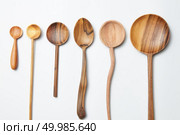 Set of wooden spoons isolated on white background, Natural wood texture spoons with difference color.. Set of wooden spoons isolated on white background, Стоковое фото, агентство Ingram Publishing / Фотобанк Лори