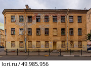 Доходный дом Лесниковых, 1868. Архитектор: Иван Иудович Буланов. Санкт-Петербург, Перекупной переулок, дом 11 (Херсонская улица, 15) Редакционное фото, фотограф Александр Селезнев / Фотобанк Лори