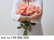 Girl with bouquet of flowers in her hands.a bouquet of pink roses, a valentine’s day. Girl with bouquet of flowers. Стоковое фото, агентство Ingram Publishing / Фотобанк Лори