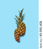 Tropical fruit is pineapple. Pieces of healthy juicy pineapple on a blue background with copy space. Flat lay. Ripe halves of appetizing organic pineapple on a blue background. Стоковое фото, агентство Ingram Publishing / Фотобанк Лори