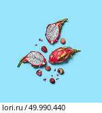 Appetizing whole and halves of lychee and pitahaya fruit on a blue background with space for text. Exotic healthy fruits. Flat lay. Lychee fruit and pitahaya on a blue background with copy space for text. Flat lay. Стоковое фото, агентство Ingram Publishing / Фотобанк Лори